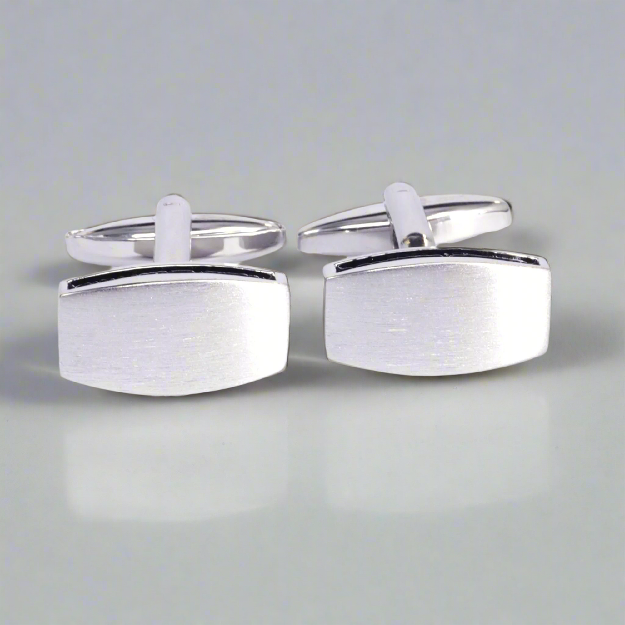 带光滑边缘和黑色珐琅衬里的矩形银袖扣