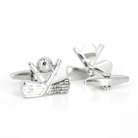 银色高尔夫球杆和白色高尔夫球袖扣